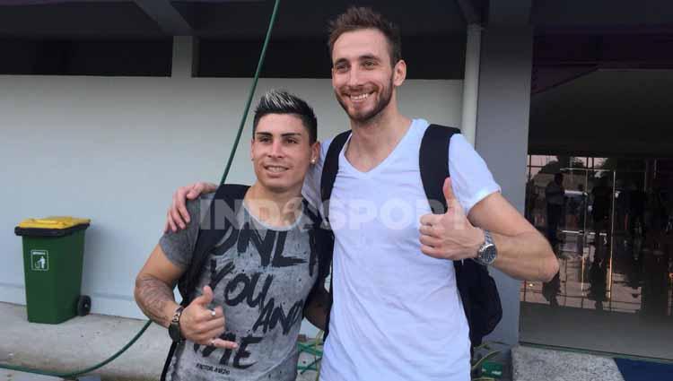 Dua Gelandang Persita Tangerang Mateo Bustos (abu-abu) dan Eldar Hasanovic (putih).