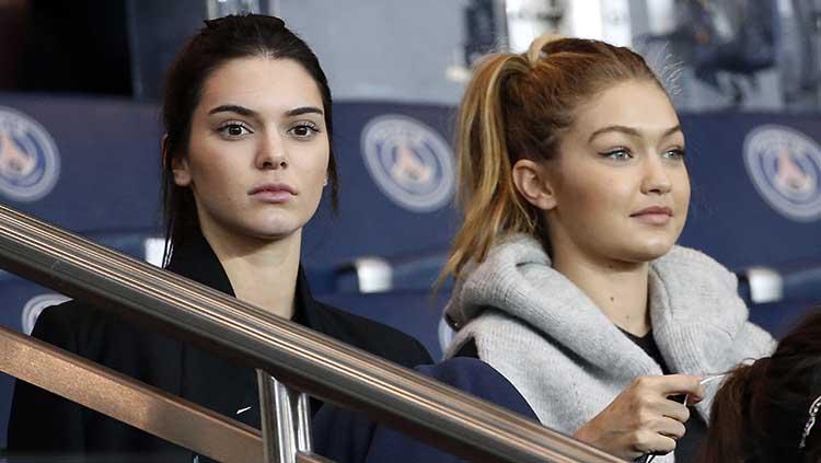 Kendall Jenner dan Gigi Hadid saat menyaksikan langsung pertandingan PSG. Copyright: Jean Catuffe/Getty Images