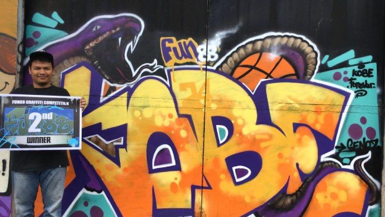 Salah satu pemenang menunjukkan hadiah dan lukisan muralnya untuk mengenang Kobe Bryant.