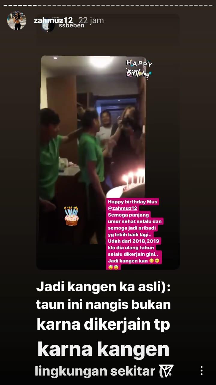 Pemain Persija Jakarta Putri, Zahra Muzdalifah, meneteskan air mata ketika mendapat surprise ulang tahun. Copyright: Instagram @zahmuz12