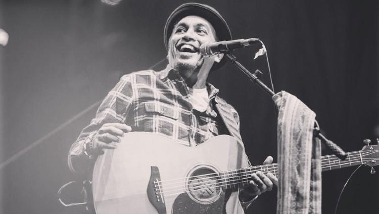 Alhmarhum Glenn Fredly pernah menjadi aktor dan produser film sepak bola.