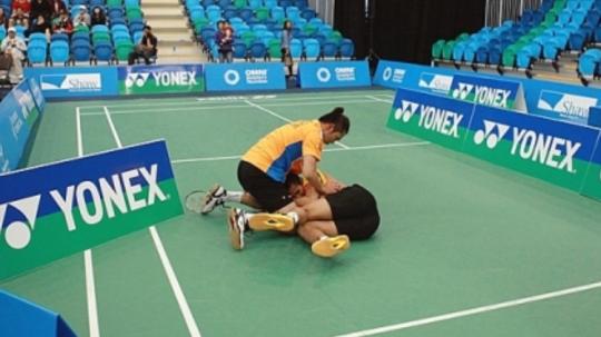 Ganda putra Thailand Bodin Issara (oren) terlibat baku hantam dengan rekan senegaranya Maneepong Jongjit (kuning) di final Kanada Open 2013. Copyright: William Luk/taiyangbao.ca/Vancouver Sun