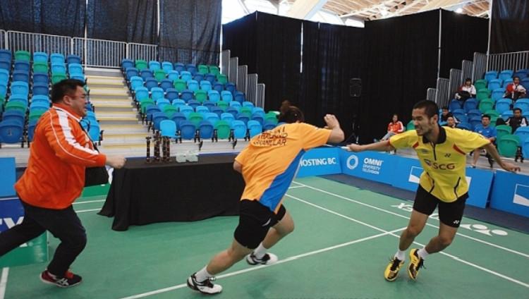 Ganda putra Thailand Bodin Issara (oren) terlibat baku hantam dengan rekan senegaranya Maneepong Jongjit (kuning) di final Kanada Open 2013.