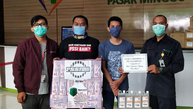 PSSI Pers menyumbang 1000 masker dan 50 liter hand sanitizer ke Rumah Sakit Umum Daerah (RSUD) Pasar Minggu yang tengah berjuang melawan virus corona.