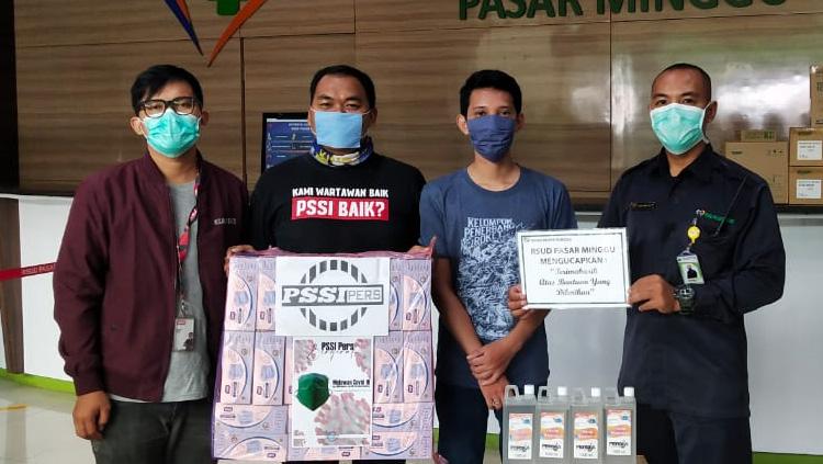 PSSI Pers menyumbang 1000 masker dan 50 liter hand sanitizer ke Rumah Sakit Umum Daerah (RSUD) Pasar Minggu yang tengah berjuang melawan virus corona. - INDOSPORT