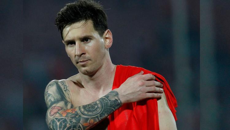 Megabintang Barcelona Lionel Messi miliki tato Yesus di bagian bahu kanan. Copyright: Claudio Reyes/AFP via Getty Images