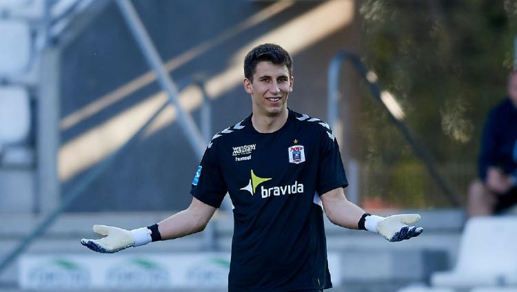 Diperkirakan kalau total skuat kampiun Liga 1 2018 Persija Jakarta hampir samai nilai transfer kiper pencibir Egy Maulana Vikri, yaitu Kamil Grabara.