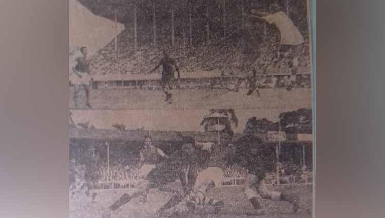 Arnold Van der Vin main bersama PSMS saat menghadapi PSM Makassar pada laga menyambut ulang tahun Persija ke-30 pada 1958. Copyright: dok. Sari Azhar Tanjung