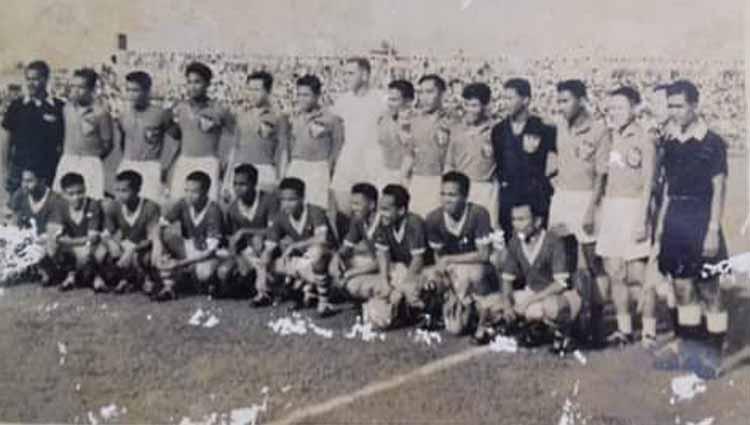 Laga PSSI lawan PSMS pada 1956 di Stadion Teladan, Medan. PSMS diperkuat Van der Vin, Ramlan Yatim, Azis Tanjung dan lainnya. Sementara PSSI diperkuat Maladi, Tan Liong How, Rasyid dan lainnya. Copyright: dok. Sari Azhar Tanjung