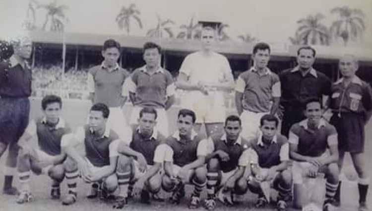 Tim PSMS saat menghadapi PSM pada HUT ke-30 Persija Tahun 1958 di Lapangan Ikada, Jakarta. Arnold Van der Vin menjadi sosok yang sangat mencolok di foto tersebut dengan postur badannya. - INDOSPORT