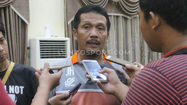 Pelatih Persijap Jepara, Jaya Hartono, kembali menakhodai tim dalam laga putaran dua Liga 2 berhadapan dengan Hizbul Wathan Football Club (HWFC). - INDOSPORT