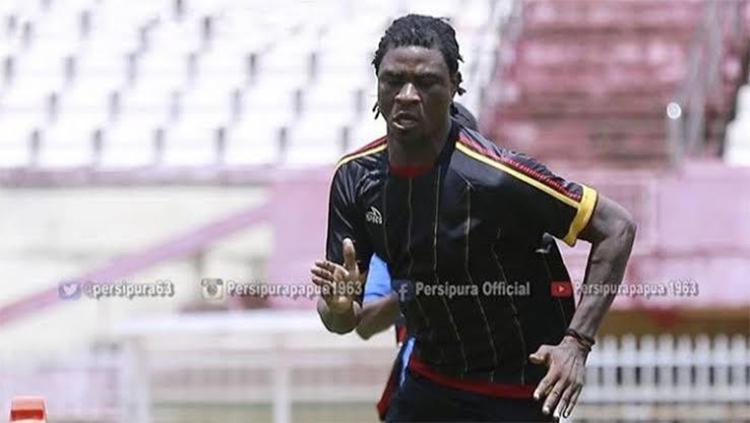 Bek gaek asal Kamerun, Bio Paulin Pierre, berharap bisa mengakhiri kariernya di klub yang pernah membesarkan namanya di kompetisi sepak bola Indonesia, Persipura Jayapura. - INDOSPORT