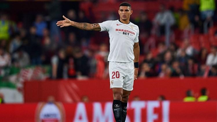 Diego Carlos, bek Sevilla yang jadi incaran Liverpool di bursa transfer musim panas 2020. Copyright: Silvestre Szpylma/Getty Images