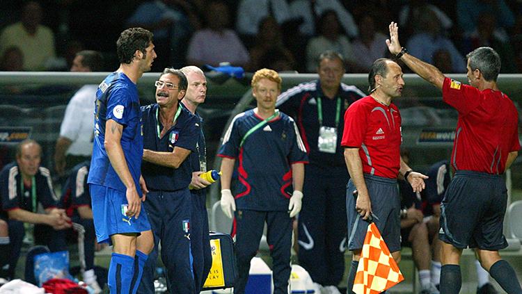 ituasi di pinggir lapangan setelah insiden antara Marco Materazzi dan Zinedine Zidane pada final Piala Dunia 2006.