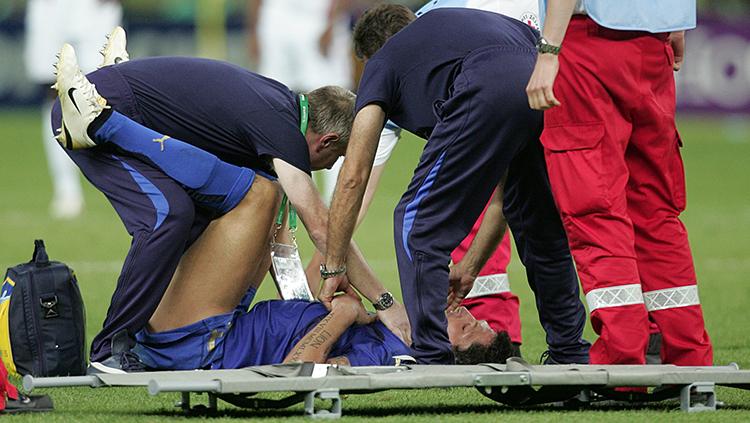 Bek Italia, Marco Materazi, mendapatkan perawatan dari tim medis setelah dadanya ditanduk oleh Zinedine Zidane pada final Pilala Dunia 2006.