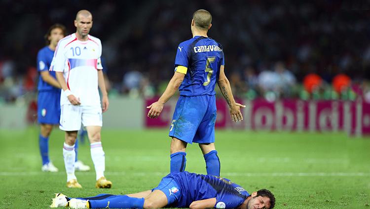 Bek Italia, Marco Materazzi, tersungkur setelah dadanya ditanduk oleh Zinedine Zidane, pada final Piala Dunia 2006.