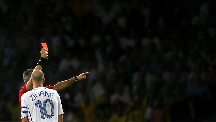Zinedine Zidane mendapatkan kartu merah pada final Piala Dunia 2006 usai menanduk dada bek Italia, Marco Materazzi.