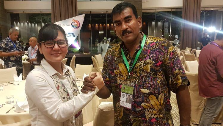 Sekretaris klub PSMS Medan, Julius Raja (kanan), bersalaman dengan Mantan Sekjen PSSI, Ratu Tisha.