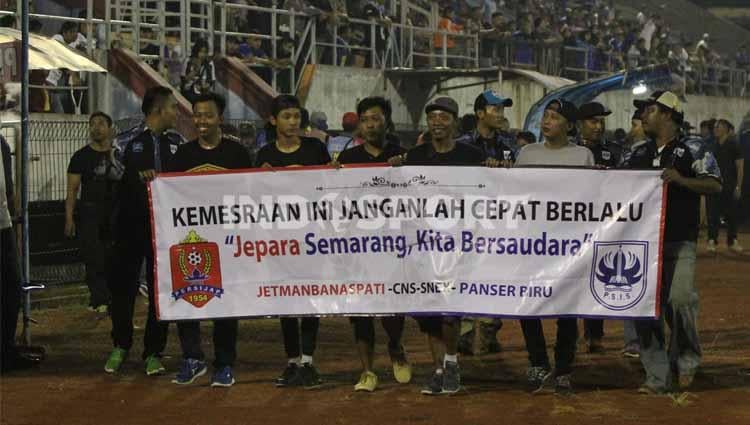 Aksi harmonis suporter PSIS Semarang dan Persijap. Copyright: Ronald Seger Prabowo/INDOSPORT