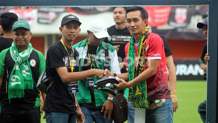 Presiden Pasoepati, Aulia Haryo Suryo (kanan) menerima cendera-mata dari perwakilan Slemania.