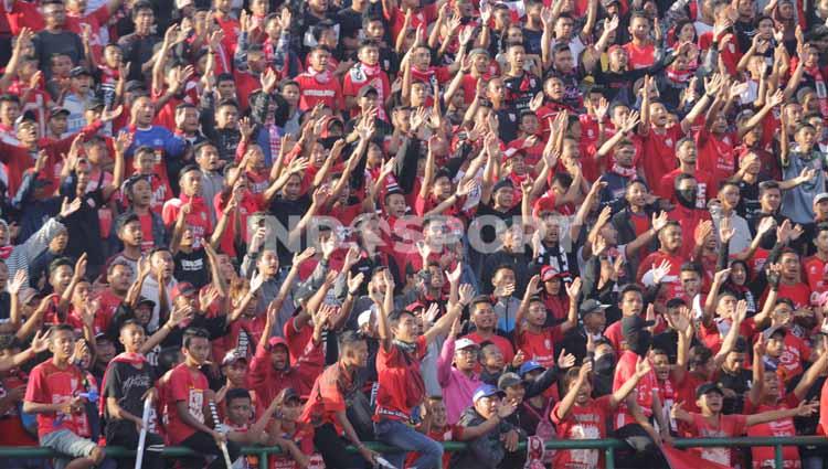 Suporter Persis Solo dan PSIS Semarang ini bersilaturahmi jelang Derbi Jawa Tengah di Stadion Manahan Solo, Sabtu (03/09/22) sore.