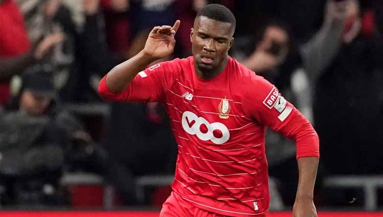 Gelar barbeku, pemain Standard Liege, Obbi Oulare, didatangi polisi karena diduga mengumpulkan kerumunan.