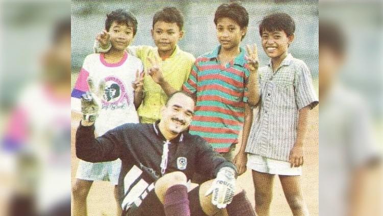 Darryl Sinerine adalah kiper asing pertama yang hadir di Liga Indonesia dan bisa langsung menghadirkan sukses untuk klubnya Petrokimia Putra. - INDOSPORT