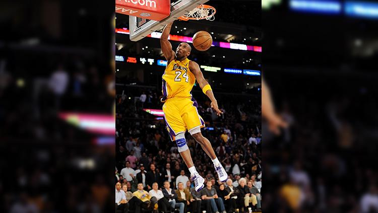 Bersama LA Lakers, Kobe Bryant pernah meraih tiga kali gelar juara NBA berturut-turut.