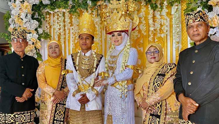 Winger klub Liga 1 2020 Bali United, Fahmi Al Ayyubi melangsungkan pernikahan dengan sang kekasih, Erna Julianti, Rabu (15/4/20). - INDOSPORT