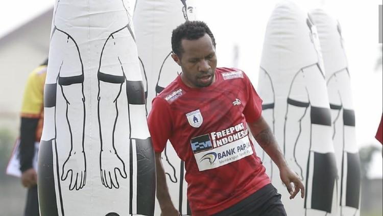 Pemain depan Persipura Jayapura, Ferinando Pahabol mengungkapkan jika ada dua pesepak bola dunia yang telah mempengaruhi gaya bermainnya