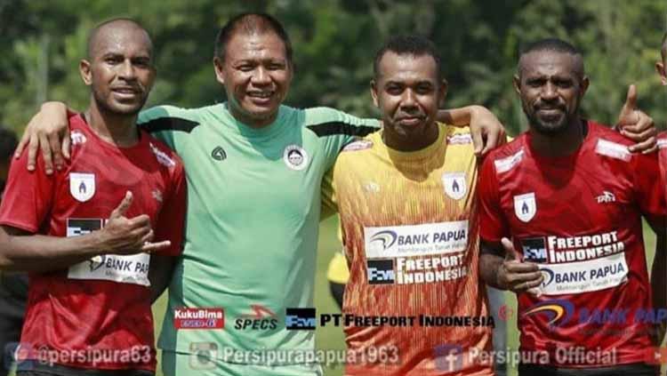 Jendri Pitoy (kedua dari kiri) bersama angkatannya yang membawa Persipura juara Liga Indonesia untuk pertama kali