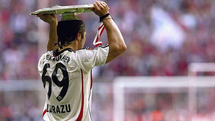 Bixente Lizarazu termasyur karena pilihannya menggunakan nomor punggung 69 di berbagai klub termasuk Bayern Munchen. Dia beralasan angka itu merepresentasikan tahun kelahiran, tinggi badan 169 cm, dan berat badannya kala itu yang mencapai 69 kg.