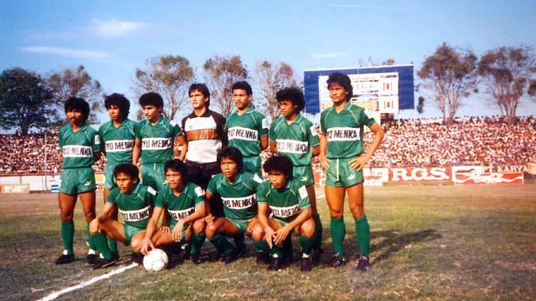 Hanafing (kanan bawah), foto bersama pemain Niac Mitra tahun 1987. - INDOSPORT
