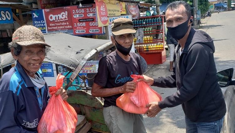 Legenda Barito Putera, Frans Sinatra Huwae, membagikan sembako untuk masyarakat terdampak virus corona.