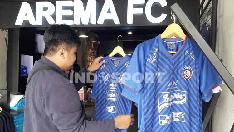 Manajer Arema FC Store, Tjiptadi Purnomo mengaku omset penjualan kini meningkat, sebagai dampak dari status kompetisi Liga 1 yang akan kembali berlanjut.
