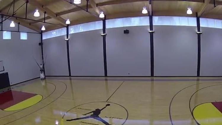Lapangan basket pribadi di rumah Michael Jordan. Copyright: Youtube/Concierge Auctions