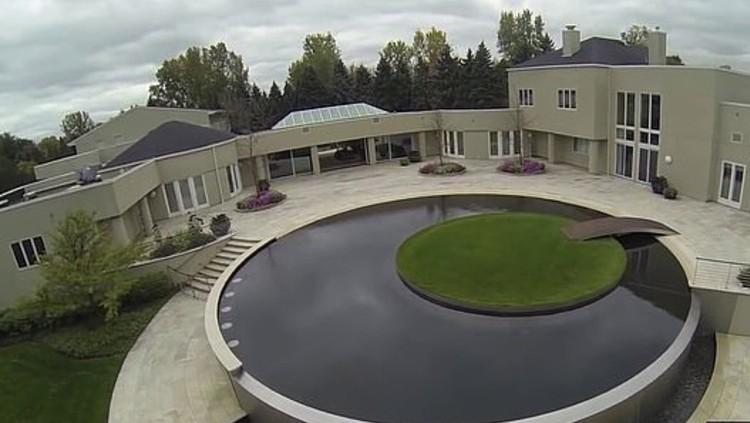 Halaman belakang rumah mewah Michael Jordan. Copyright: Youtube/Concierge Auctions