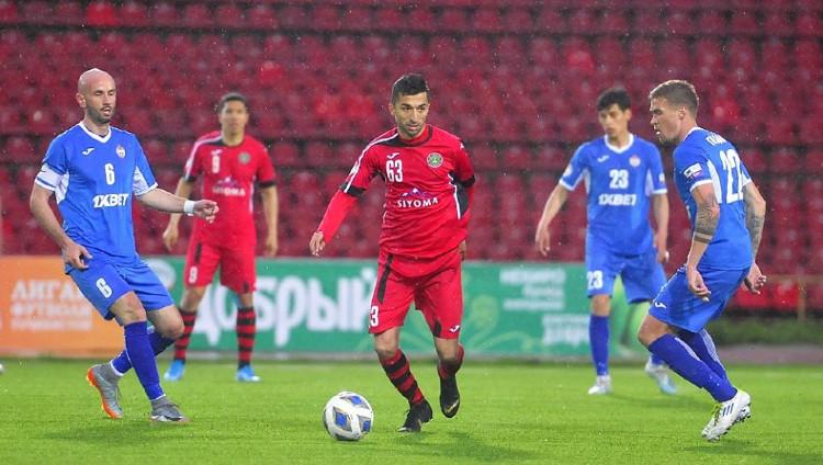 Penyerang FC Istiklol Dushanbe Manuchekhr Dzhalilov (tengah). Copyright: Facebook/istiklol2007