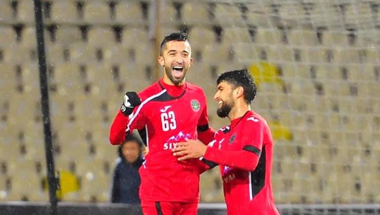 Penyerang FC Istiklol Dushanbe Manuchekhr Dzhalilov (kiri). Copyright: Facebook/istiklol2007