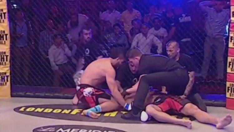 Petarung Mixed Martial Arts (MMA), Najim Mamkegh nyaris tewas lantaran mendapatkan serangan berupa teknik kuncian dari lawannya, Houthaifa Gdouda - INDOSPORT