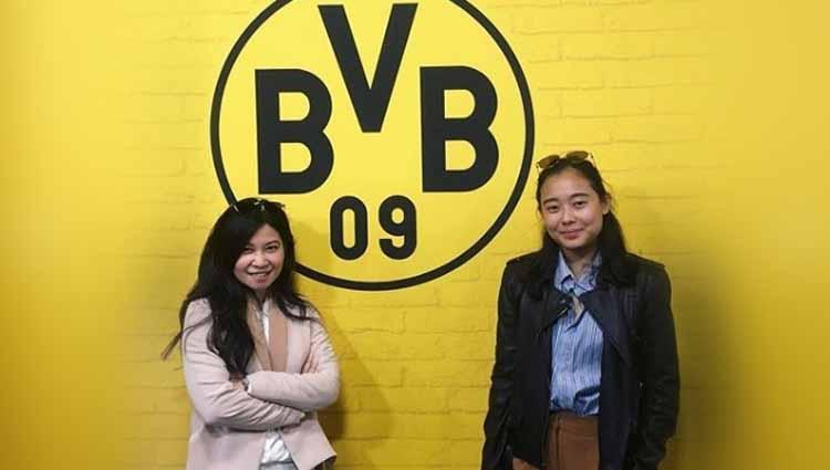 Putri Sudali saat berpose bersama Dhika Himawan di Signal Iduna Park, Dortmund. Copyright: Instagram@dhikahimawann