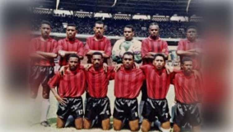 PON XIII 1993 (Persipura divisi satu). Berdiri: Ramses Rumbekwan, Yakob Rumayom, Robert Lestuni, Yohanis Bonay, Aples Tecuari, Nando Fairyo (C) Jongkok: Alex Pulalo, David Saidui, Chris Yarangga, Ritham Madubun, Abdul Haji Mayor.