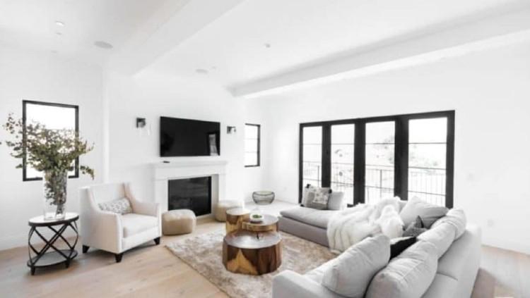 Ruang tamu Serena Williams yang juga didominasi warna putih. Copyright: Trulia