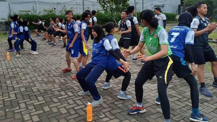 Atlet cabor bola tangan Jateng untuk PON 2020 melakukan latihan fisik.