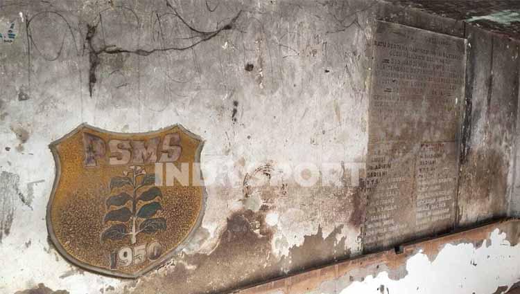 Logo PSMS dengan 8 helai daun di prasasti yang terdapat di gedung lama PSMS Medan yang dibangun 1955. - INDOSPORT