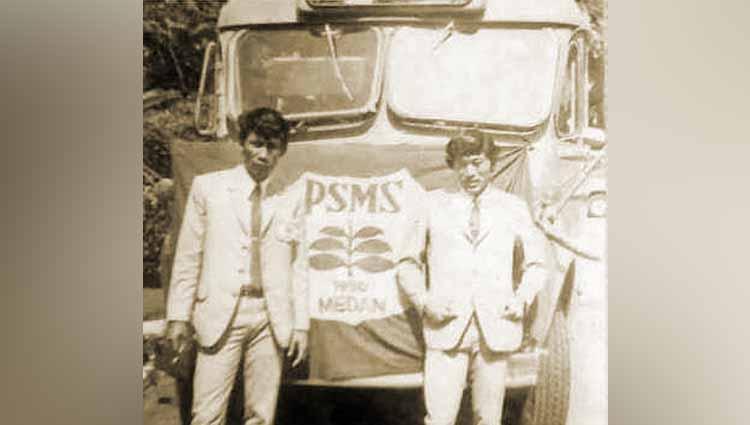 Pemain PSMS dengan logo PSMS 6 helai daun tembakau saat PSMS juara Perserikatan 1971. Copyright: Dok. Indra Efendi Rangkuti