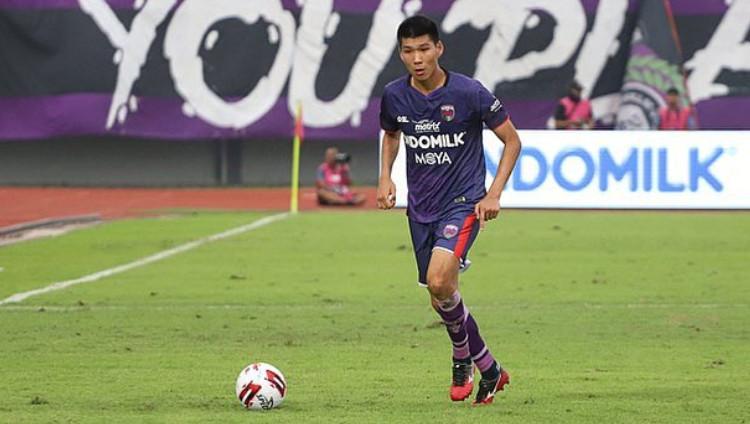 Bek asal Kirgistan milik klub Liga 1 Persita Tangerang Tamirlan Kozubaev. Copyright: Instagram/@Tamirlan_Kozubaev