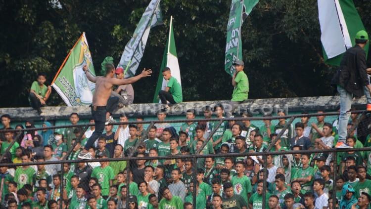Kelompok suporter PSMS Medan, SMeCK Hooligan, saat memberikan dukungan di Stadion Teladan, Medan.