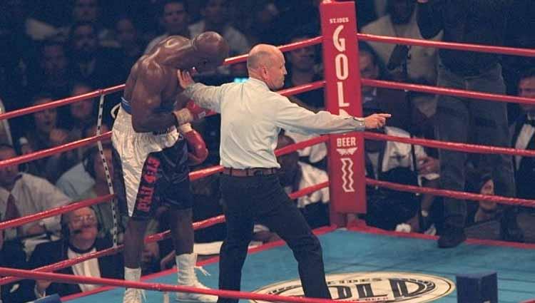 Momen saat Mike Tyson setelah menggigit telinga Evander Holyfield pada ronde ketiga, dalam pertarungan tinju kelas berat, (28/06/1997).