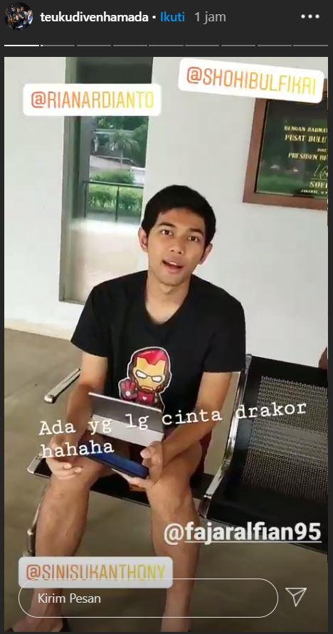 Fajar Alfian kini hobi menonton drama Korea. Copyright: Instagram/teukudivenhamada